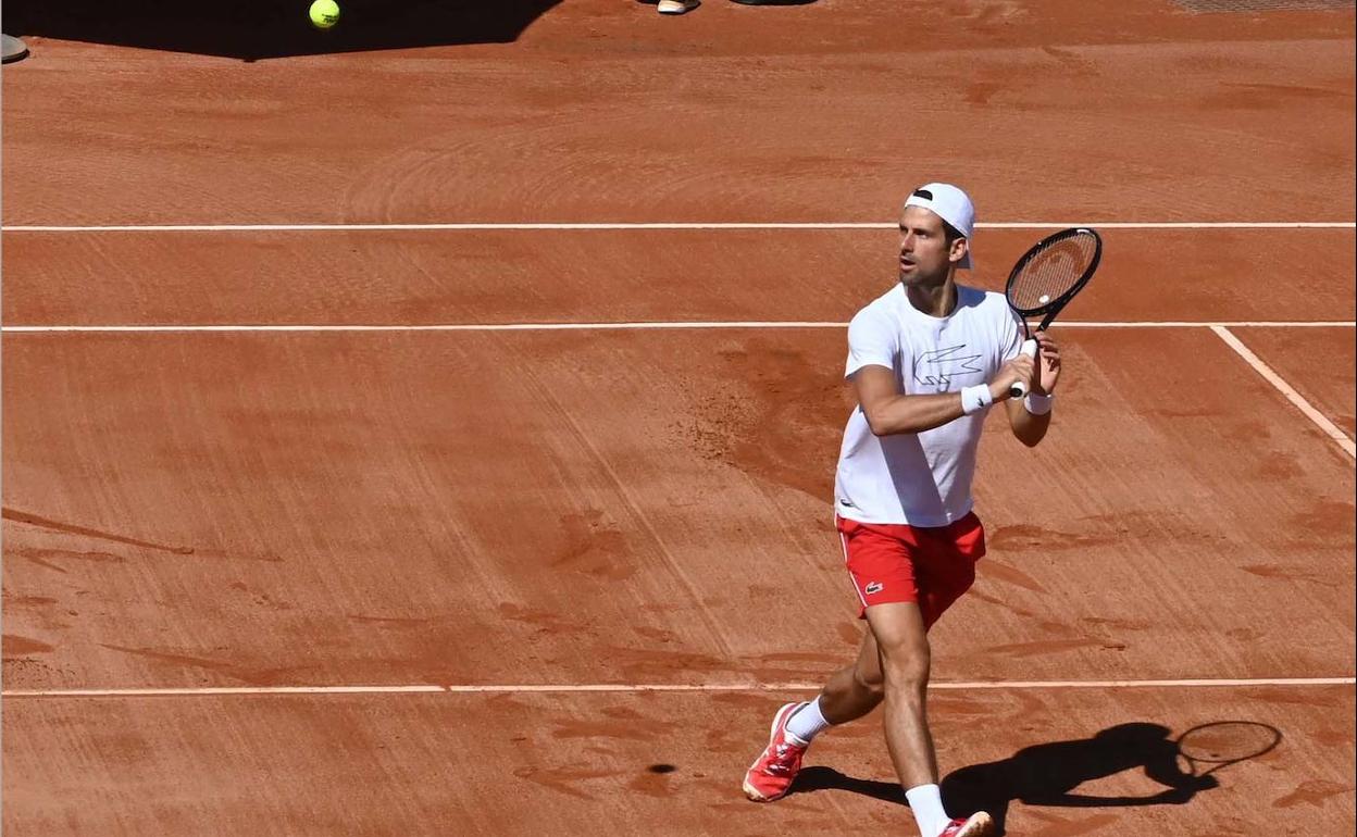 Djokovic, en pleno entrenamiento en la pista Manolo Santana de Puente Romano. 