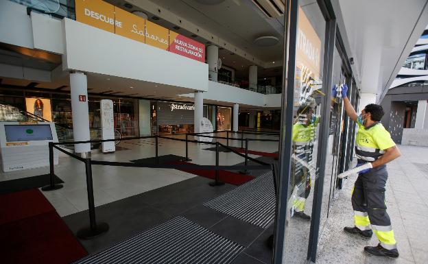 Trabajos de limpieza previos a la reapertura de Larios Centro, en la capital. 