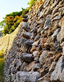Imagen secundaria 2 - Arriba, esta construcción usa distintos tamaños de piedra. FOTO: Adolfo Moyano. Abajo, a la izquierda, bancales de subtropicales en Frigiliana. A la derecha, escalones en un balate.