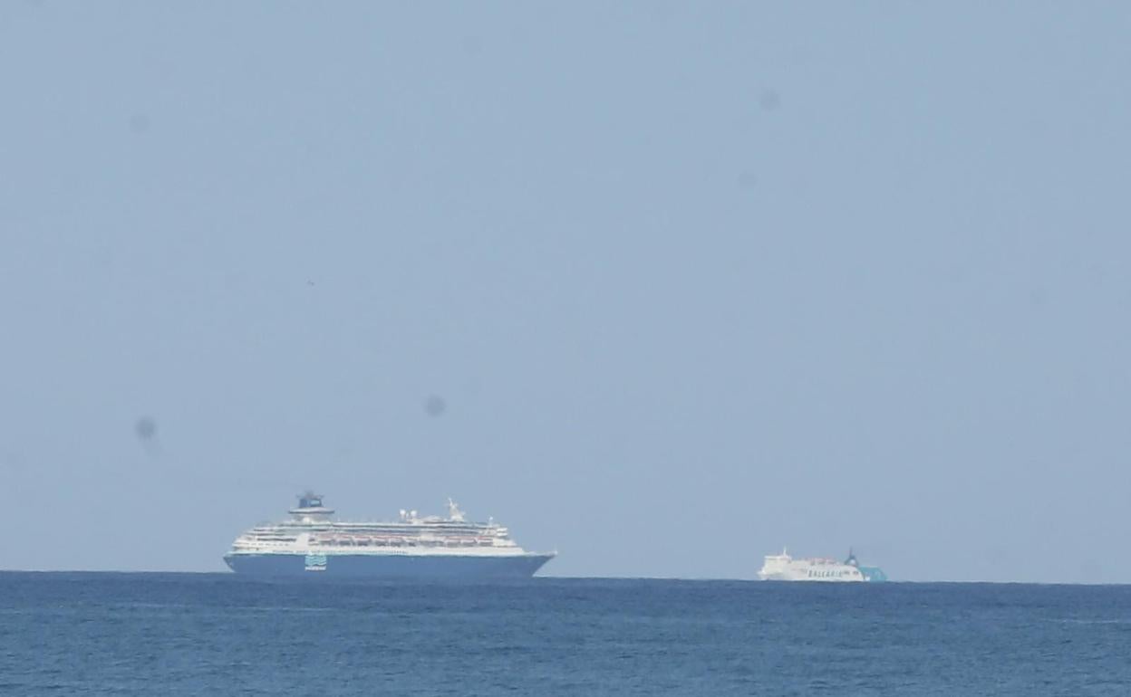 El 'Sovereign' de la naviera Pullmantur se cruza con el Melillero al salir del Puerto, esta tarde. 