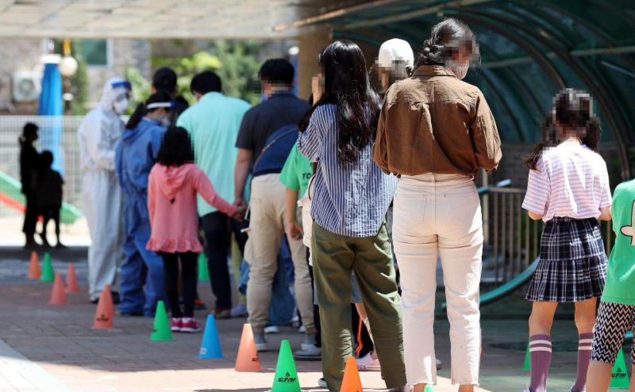 Numerosas personas hacen cola para someterse a un test de la Covid-19.