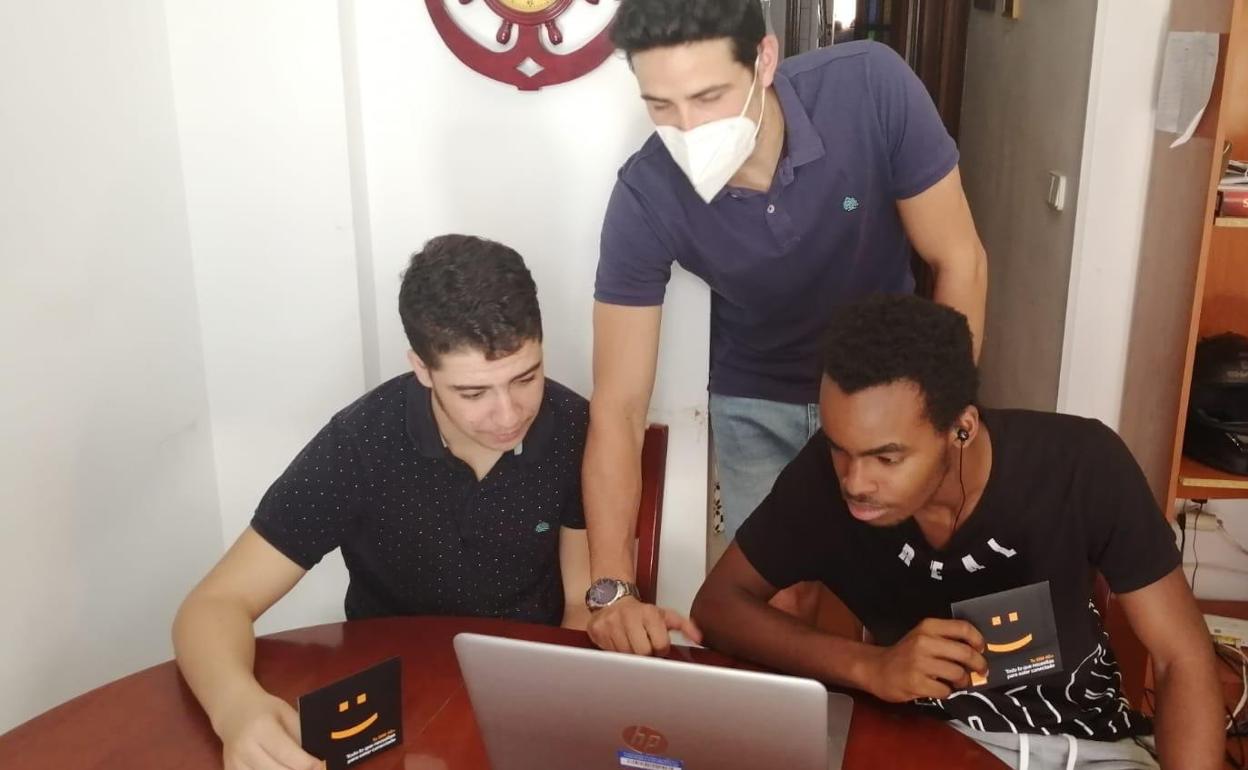 Un técnico de Arrabal-AID haciendo entrega de uno de los equipos. 