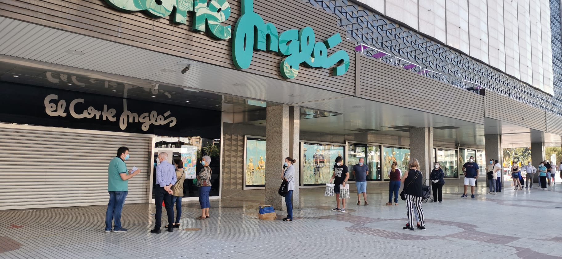 Cola a la entrada de El Corte Inglés.