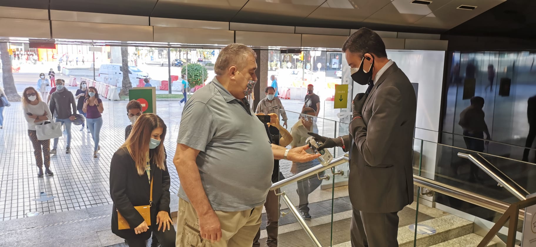 Los primeros clientes acceden a El Corte Inglés de la avenida de Andalucía, que hoy reabre sus puertas.