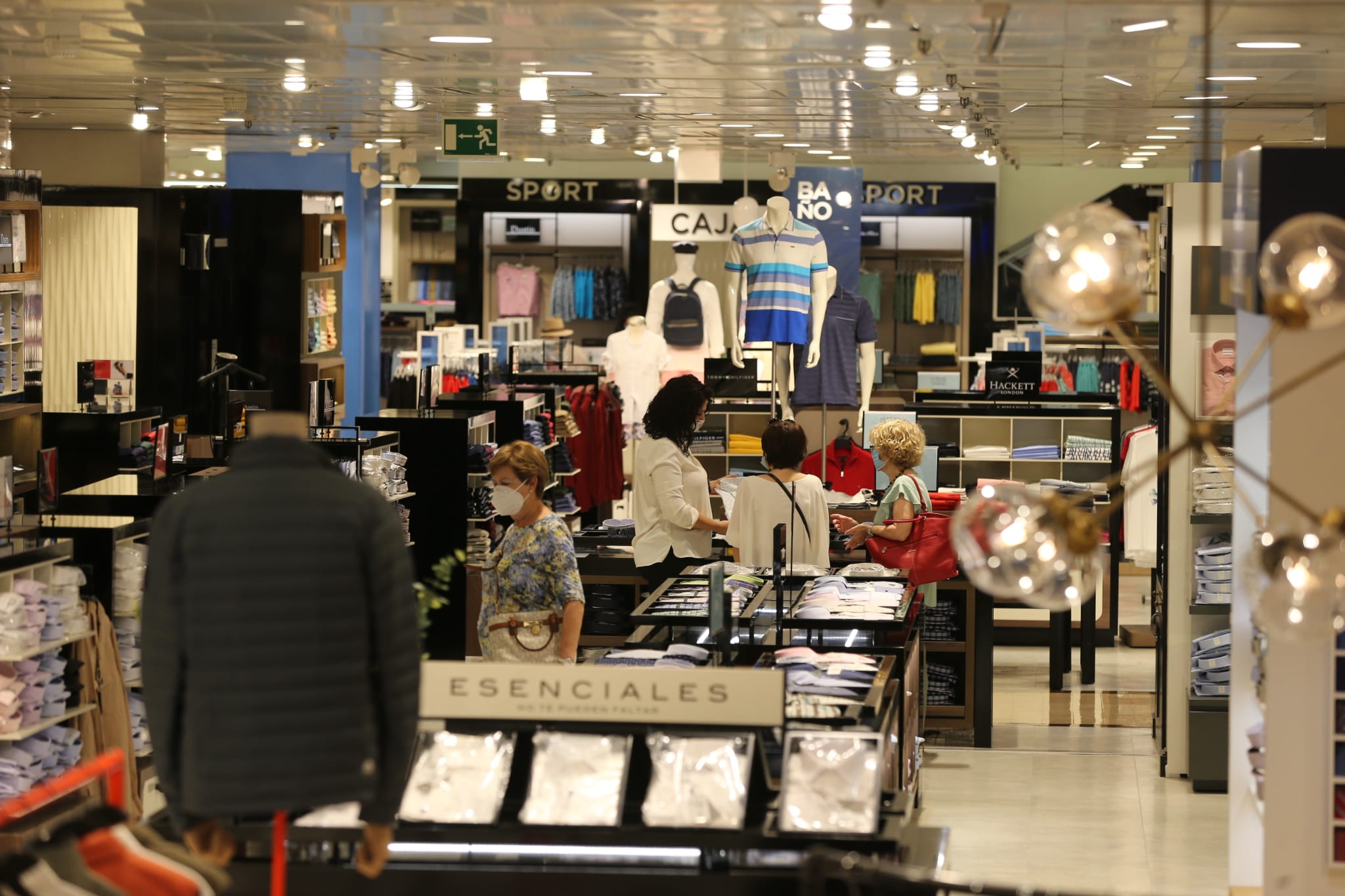 Las grandes superficies, como El Corte Inglés, pueden reabrir hoy sus puertas y recibir a sus primeros clientes.