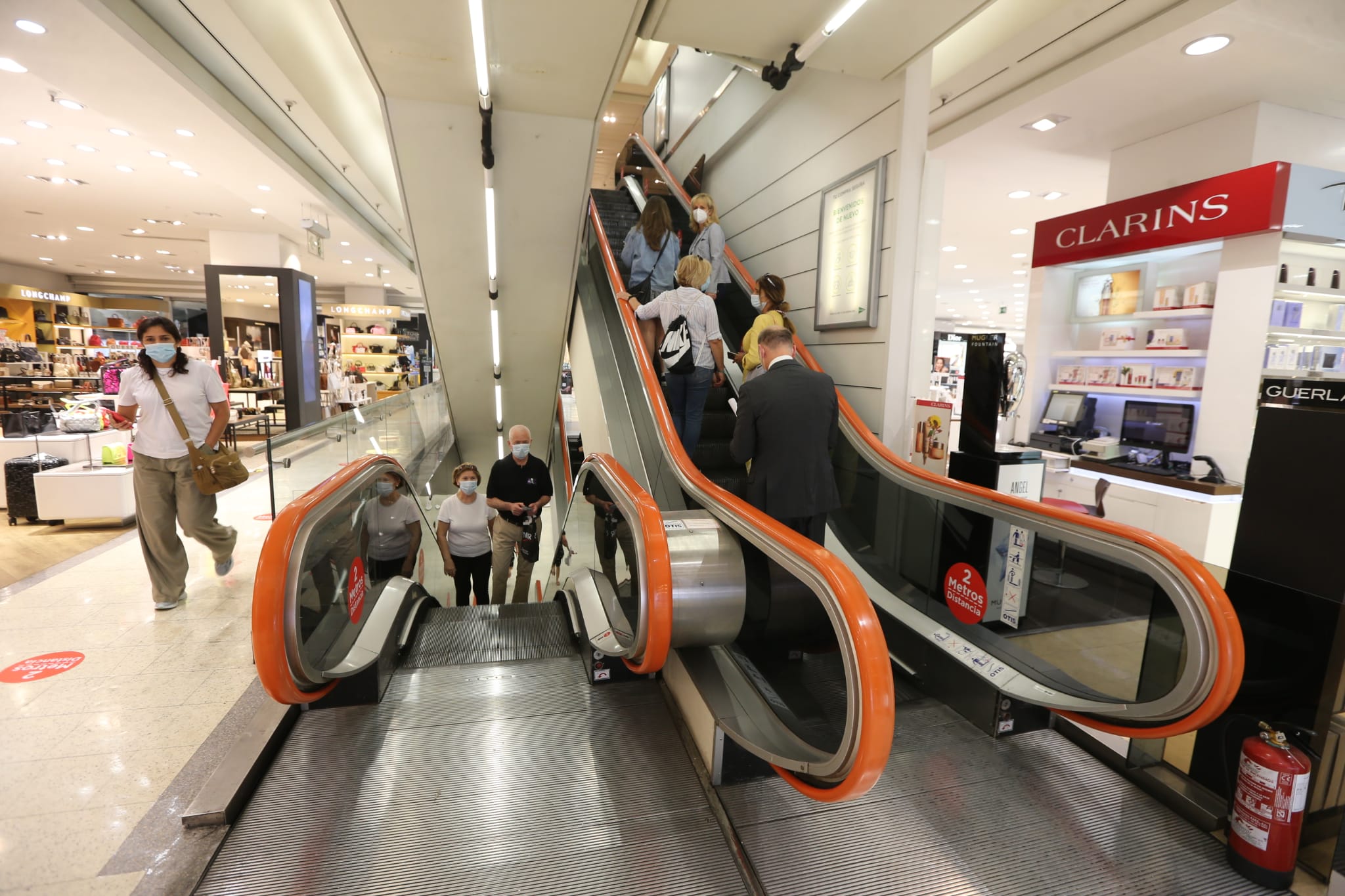 Las grandes superficies, como El Corte Inglés, pueden reabrir hoy sus puertas y recibir a sus primeros clientes