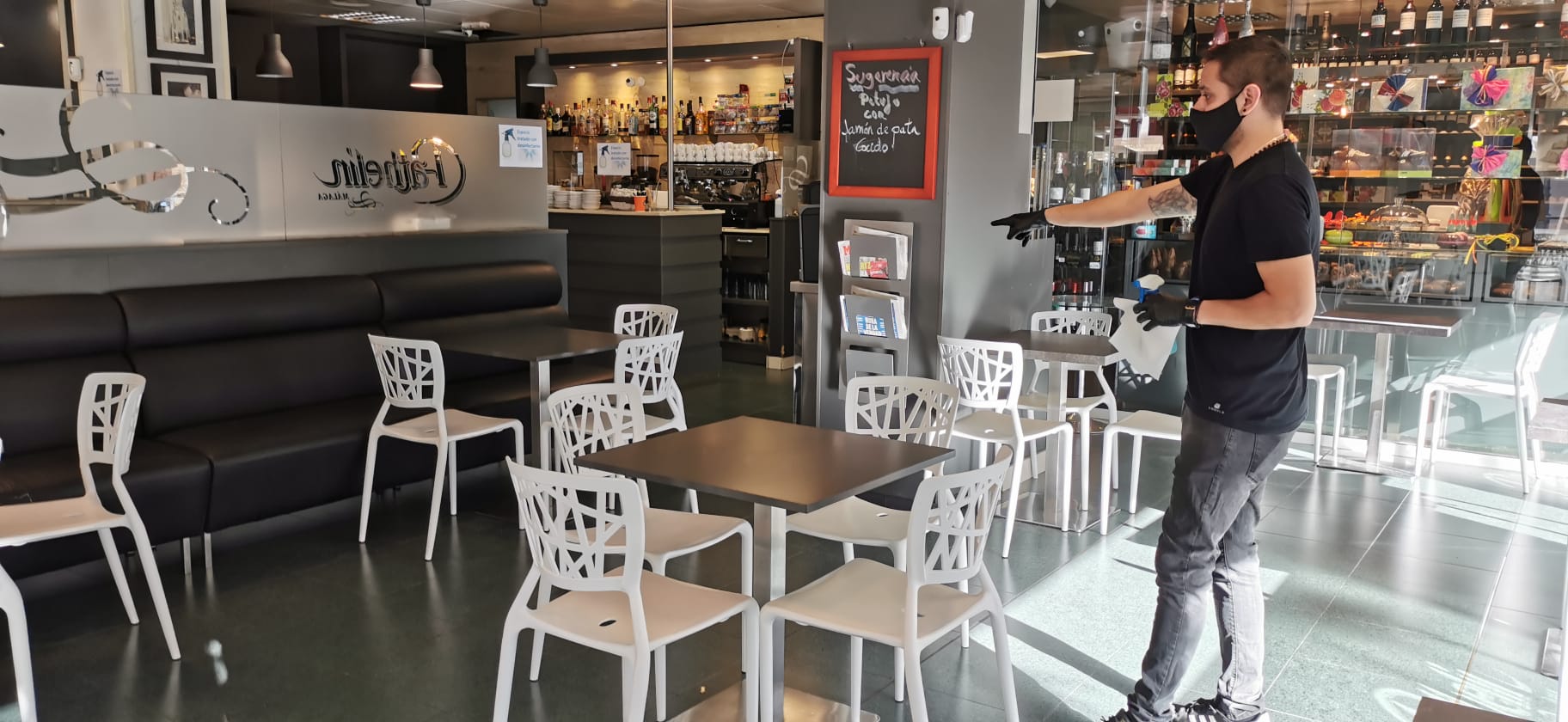 Bares y restaurantes acondicionan el interior de sus establecimientos donde está permitido un aforo del 40%. 