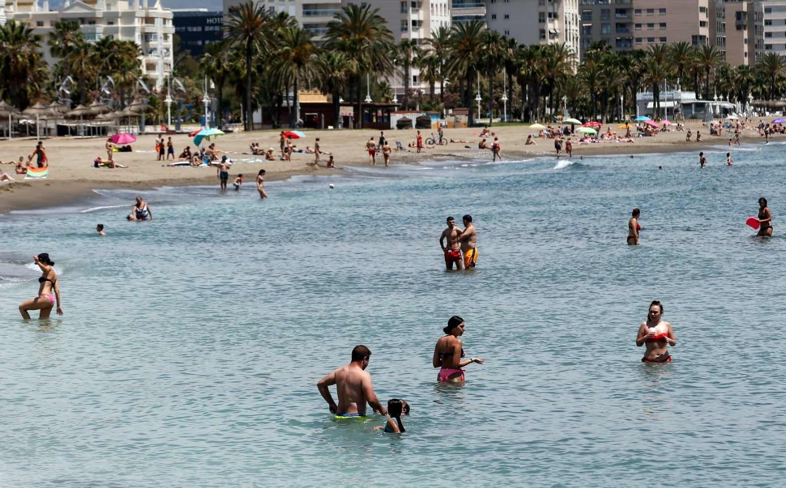 Bañistas en la playa de la Misericordia el primer día de la fase 2. 