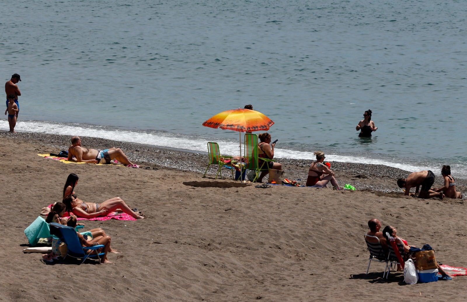 Bañistas en la playa de la Misericordia el primer día de la fase 2. 