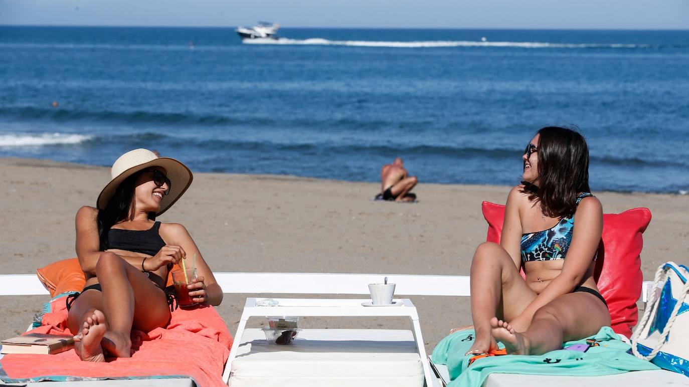 Las playas se abren al baño, los centros comerciales comienzan a funcionar y los negocios de hostelería toman impulso