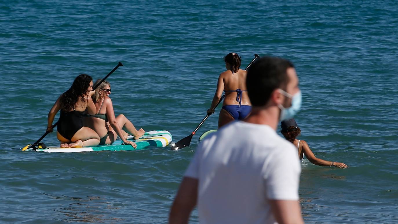 Las playas se abren al baño, los centros comerciales comienzan a funcionar y los negocios de hostelería toman impulso