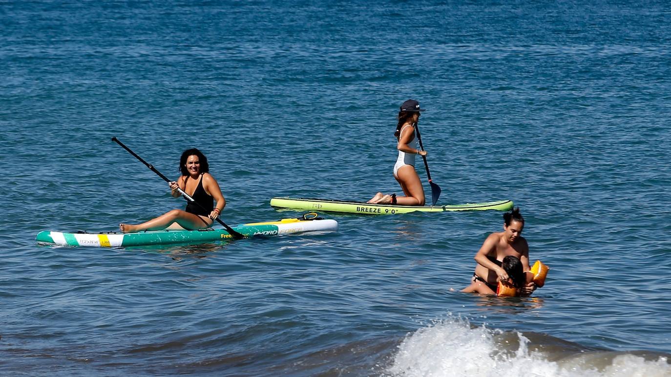 Las playas se abren al baño, los centros comerciales comienzan a funcionar y los negocios de hostelería toman impulso