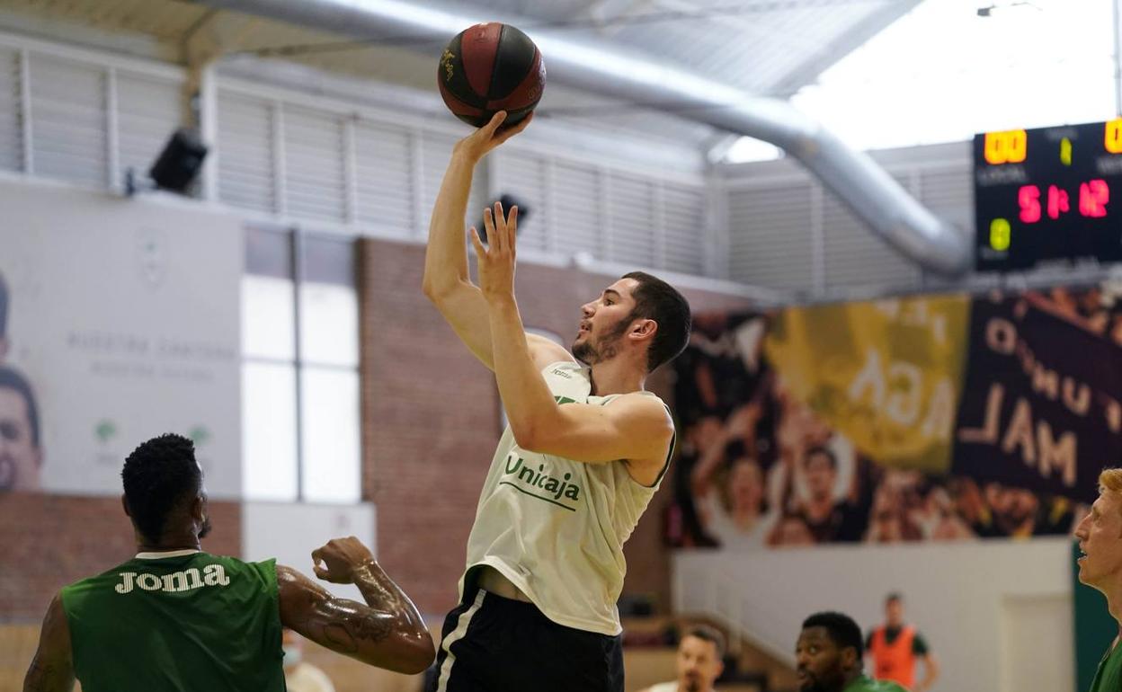 Brizuela lanza a canasta durante un entrenamiento en Los Guindos.