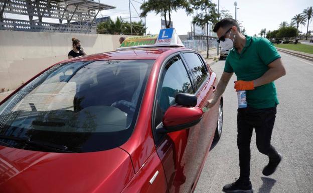 Las zonas sensibles de los vehículos son desinfectadas en cada cambio de alumno. 