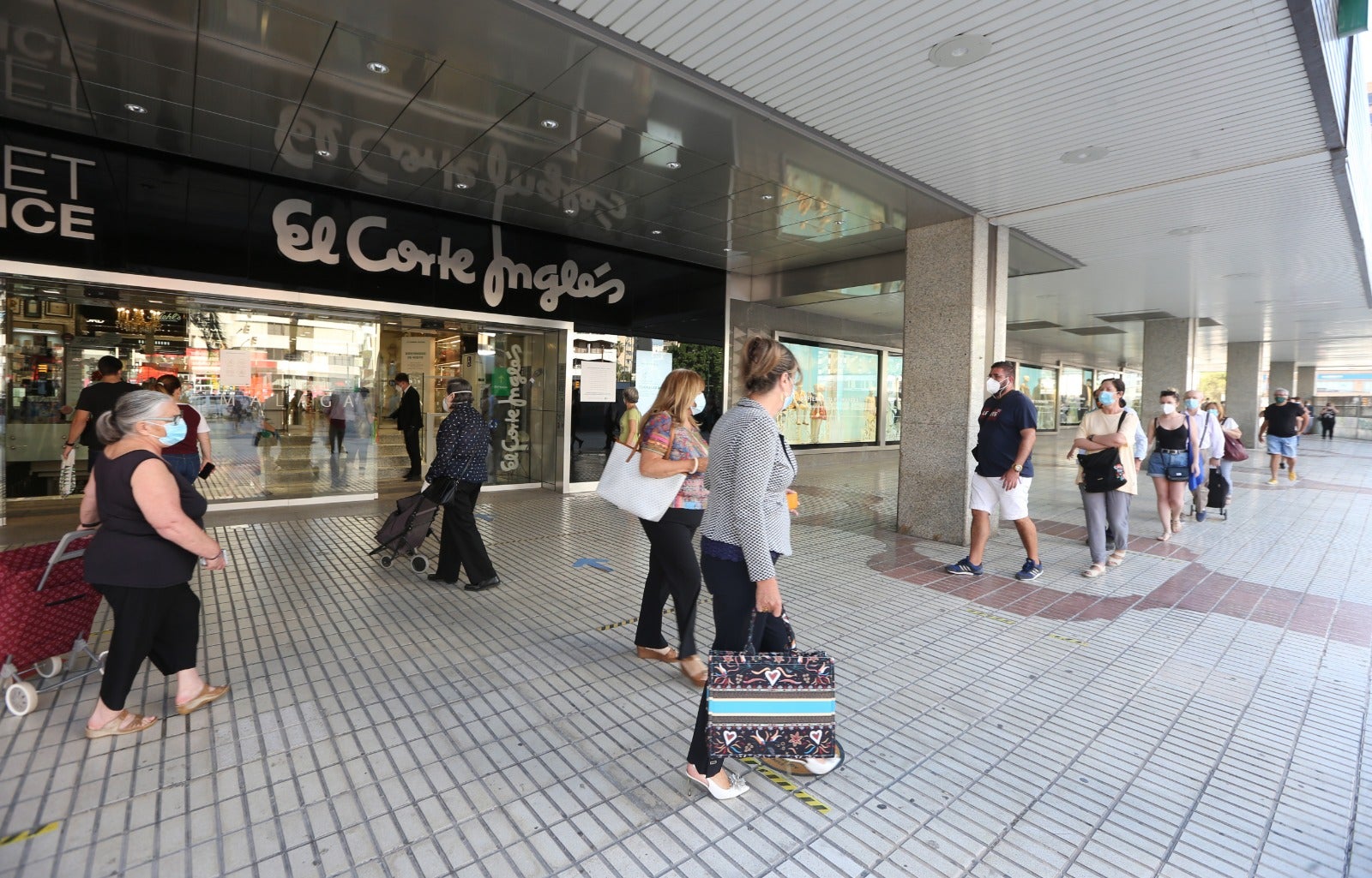 Las playas se abren al baño, los centros comerciales comienzan a funcionar y los negocios de hostelería toman impulso
