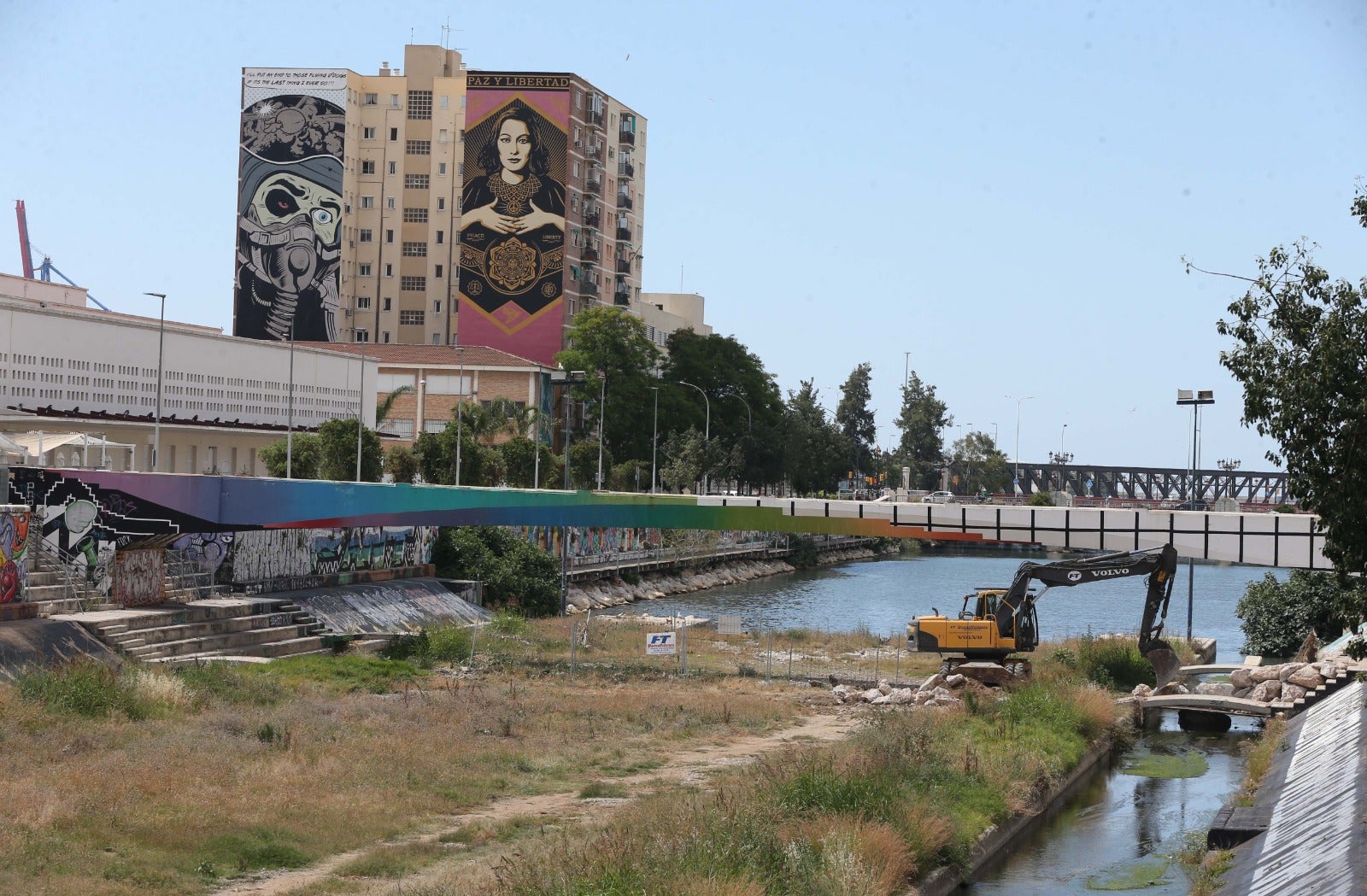Las playas se abren al baño, los centros comerciales comienzan a funcionar y los negocios de hostelería toman impulso