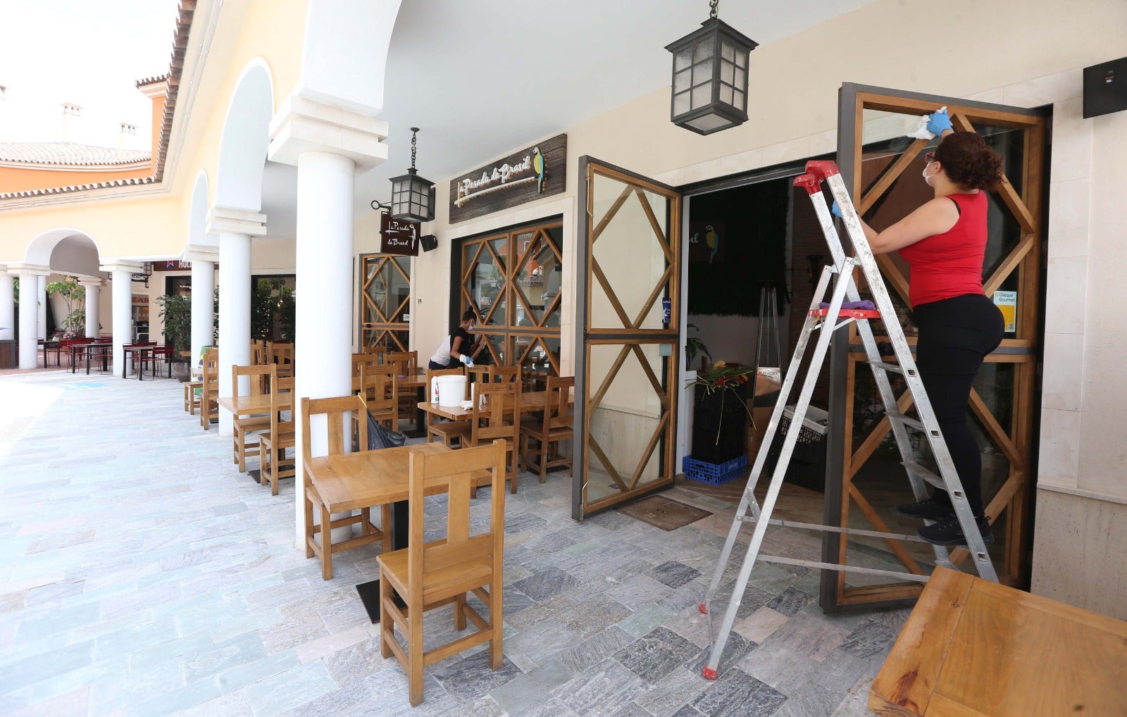Las playas se abren al baño, los centros comerciales comienzan a funcionar y los negocios de hostelería toman impulso