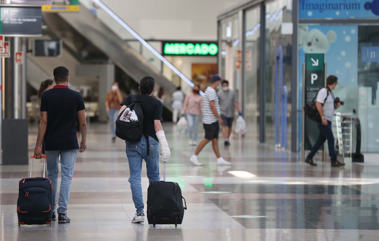 Las playas se abren al baño, los centros comerciales comienzan a funcionar y los negocios de hostelería toman impulso
