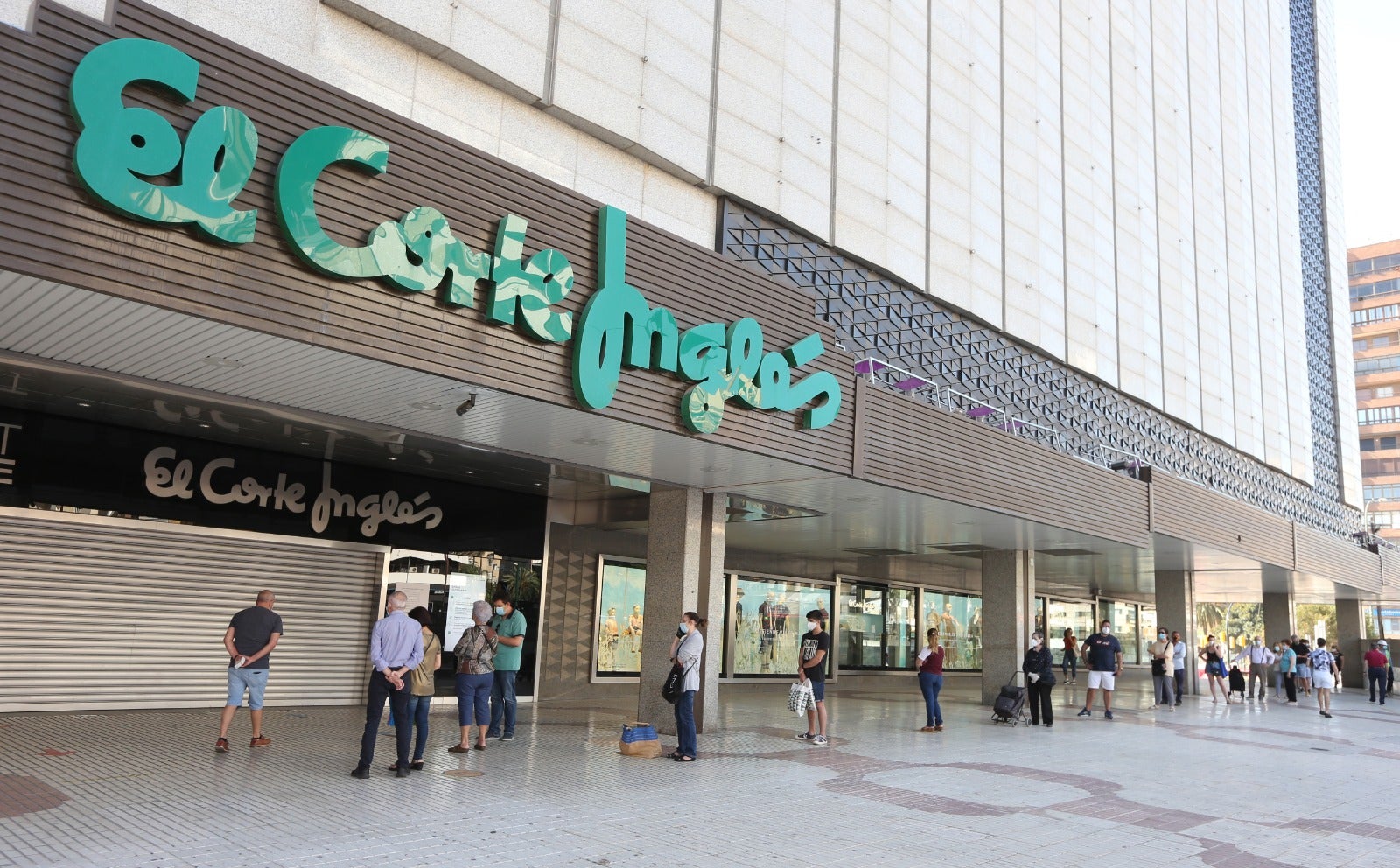 Las playas se abren al baño, los centros comerciales comienzan a funcionar y los negocios de hostelería toman impulso