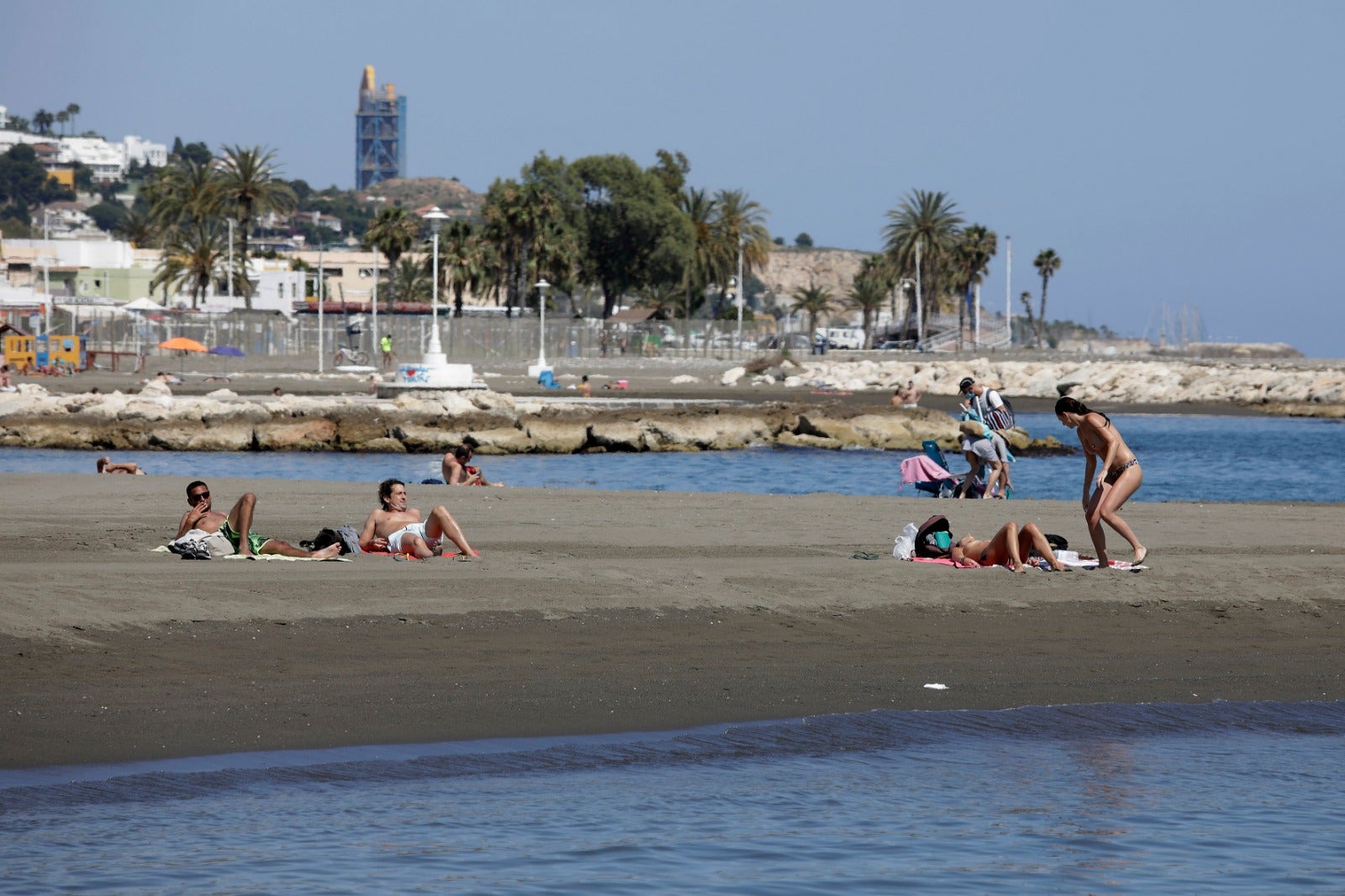 Las playas se abren al baño, los centros comerciales comienzan a funcionar y los negocios de hostelería toman impulso