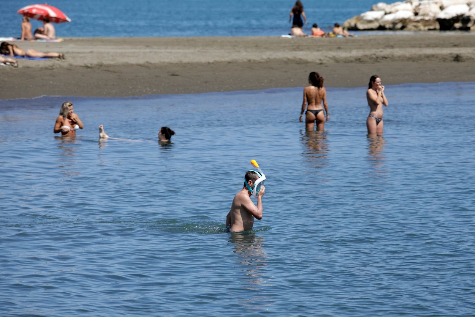 Las playas se abren al baño, los centros comerciales comienzan a funcionar y los negocios de hostelería toman impulso