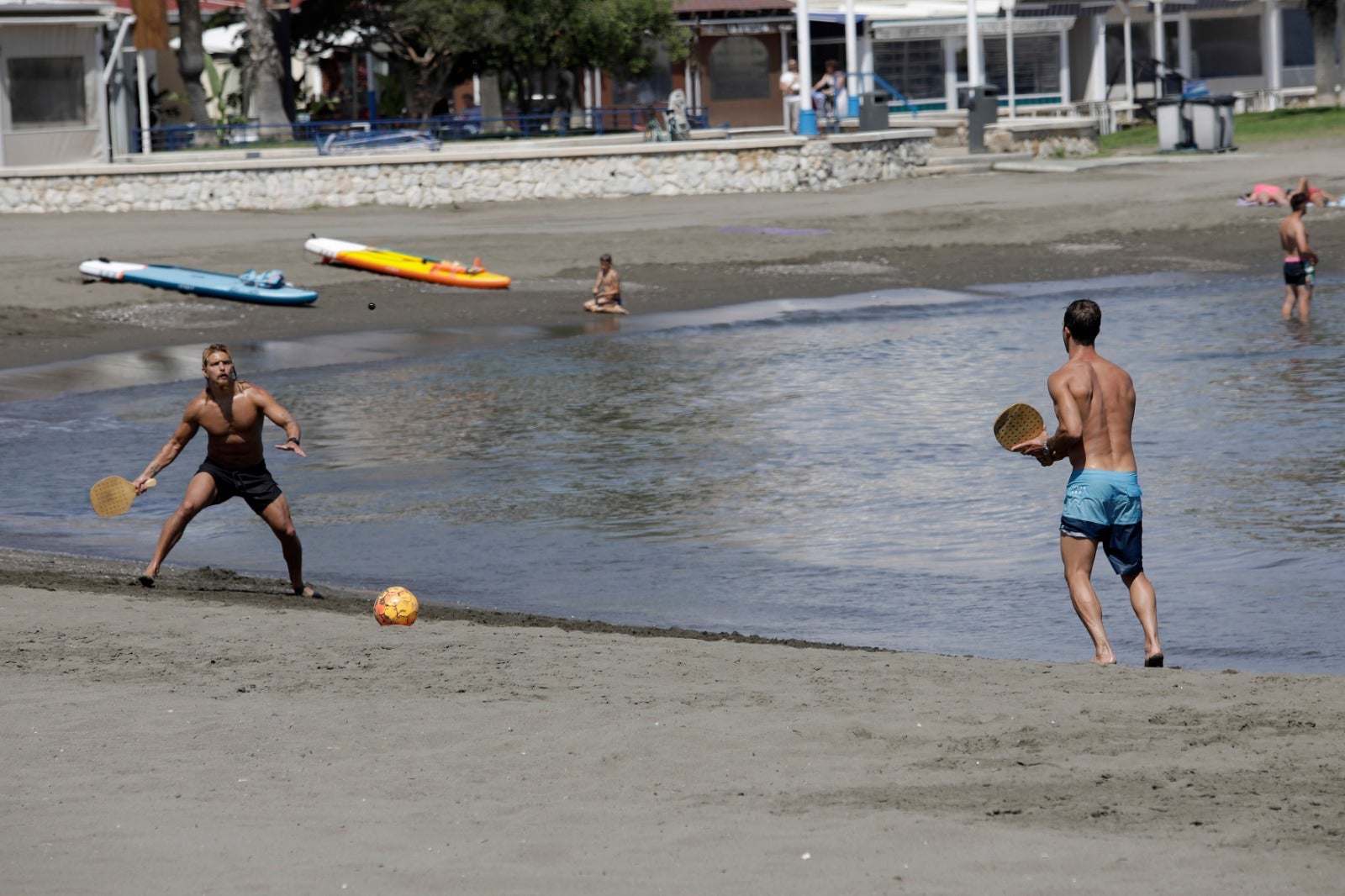 Las playas se abren al baño, los centros comerciales comienzan a funcionar y los negocios de hostelería toman impulso