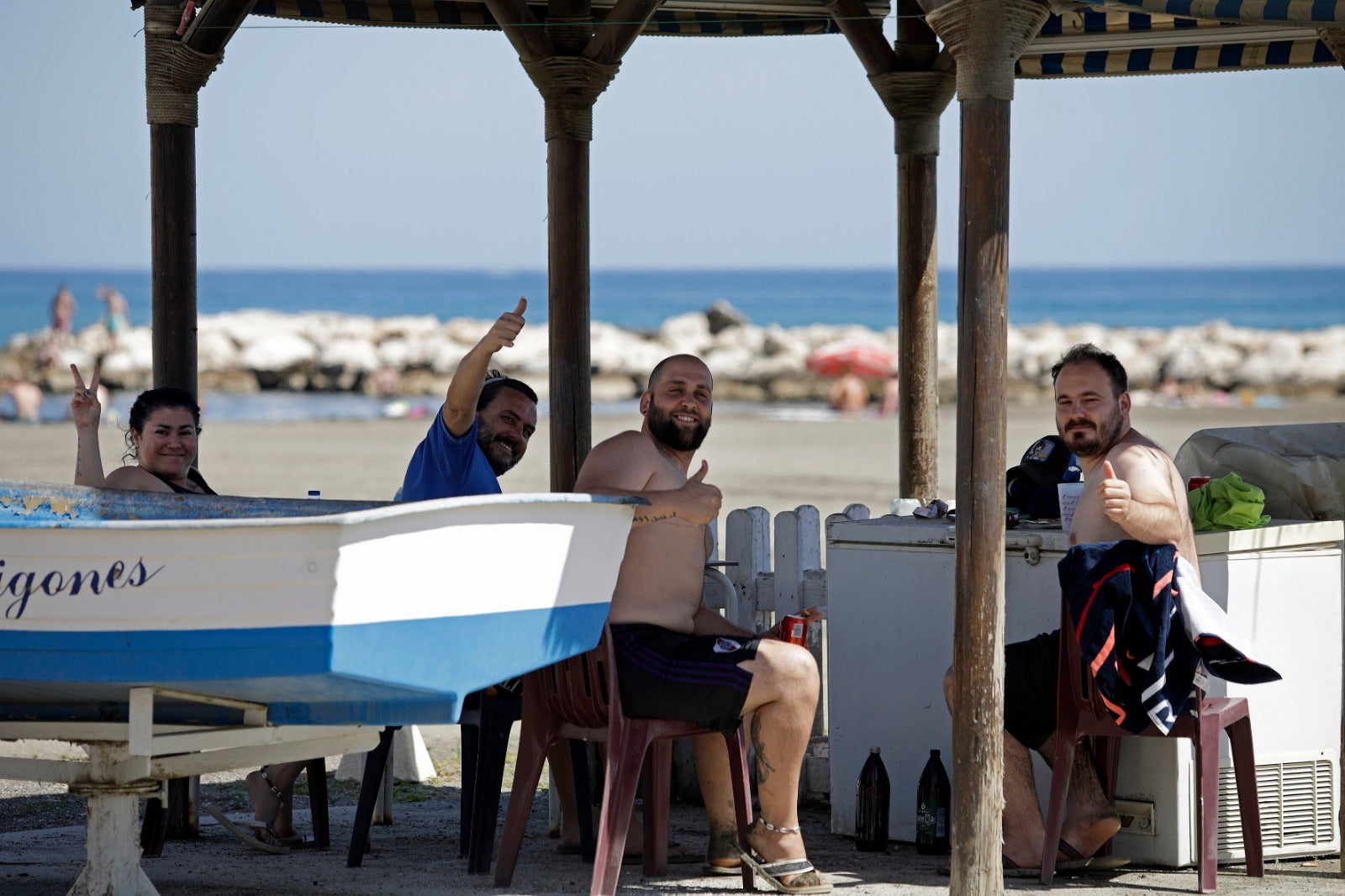 Las playas se abren al baño, los centros comerciales comienzan a funcionar y los negocios de hostelería toman impulso