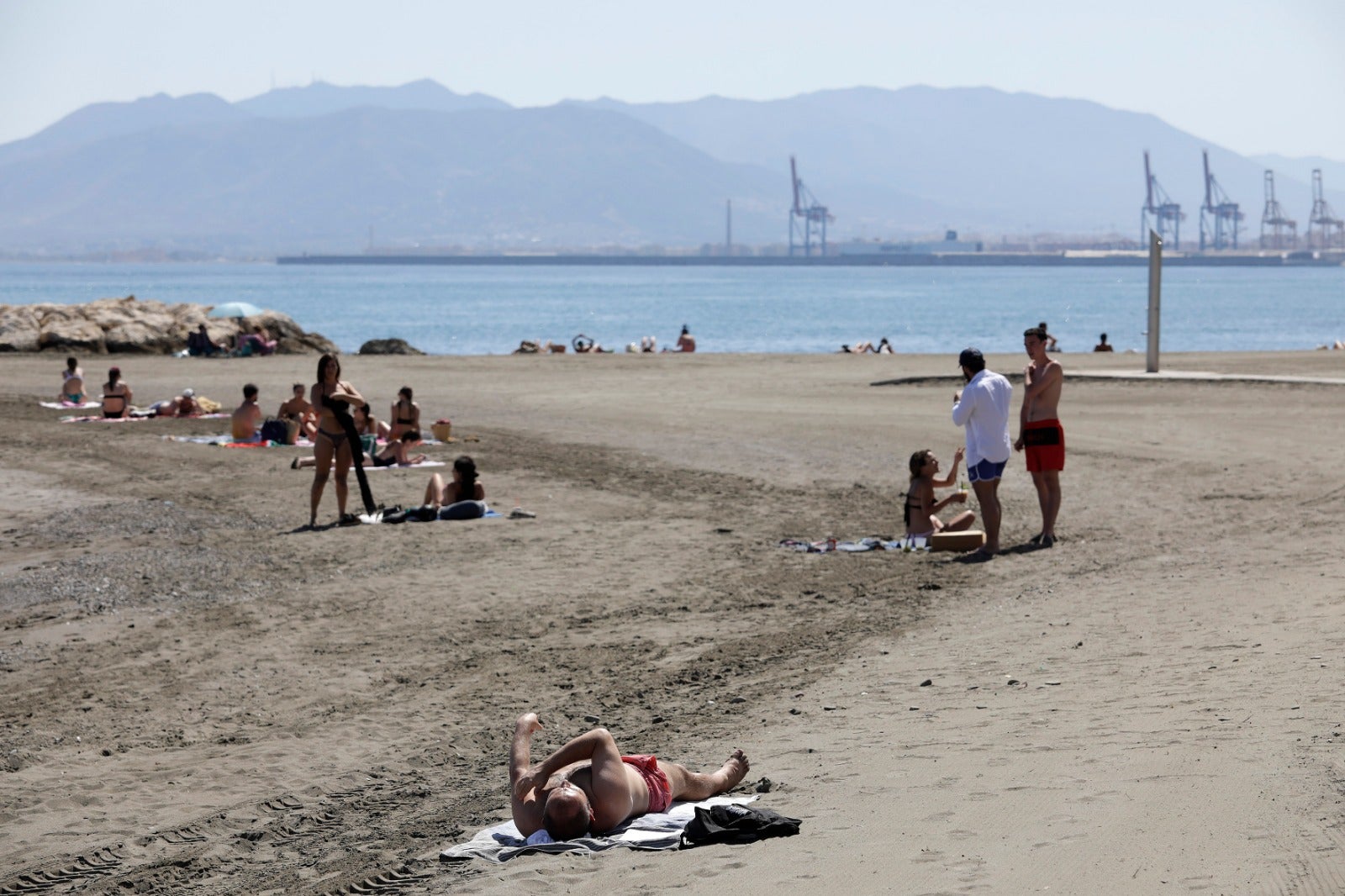 Las playas se abren al baño, los centros comerciales comienzan a funcionar y los negocios de hostelería toman impulso