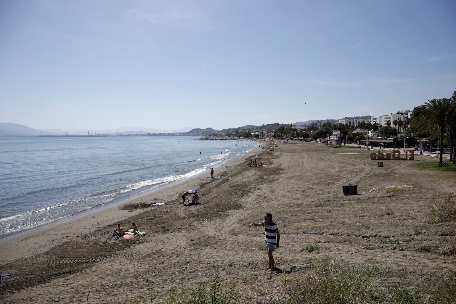 Las playas se abren al baño, los centros comerciales comienzan a funcionar y los negocios de hostelería toman impulso