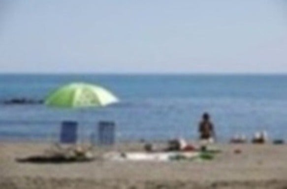 Las playas se abren al baño, los centros comerciales comienzan a funcionar y los negocios de hostelería toman impulso