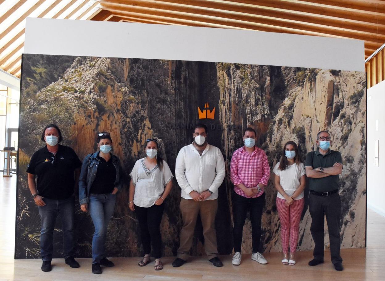 El equipo de gobierno de Ardales, en su visita al centro. sur
