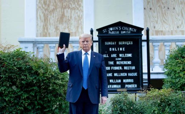 Galería. Trump posa con una biblia en la mano. 
