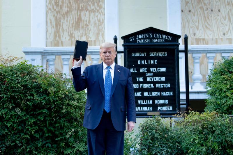 Trump posa con una Biblia en emblemática iglesia de St. Johns