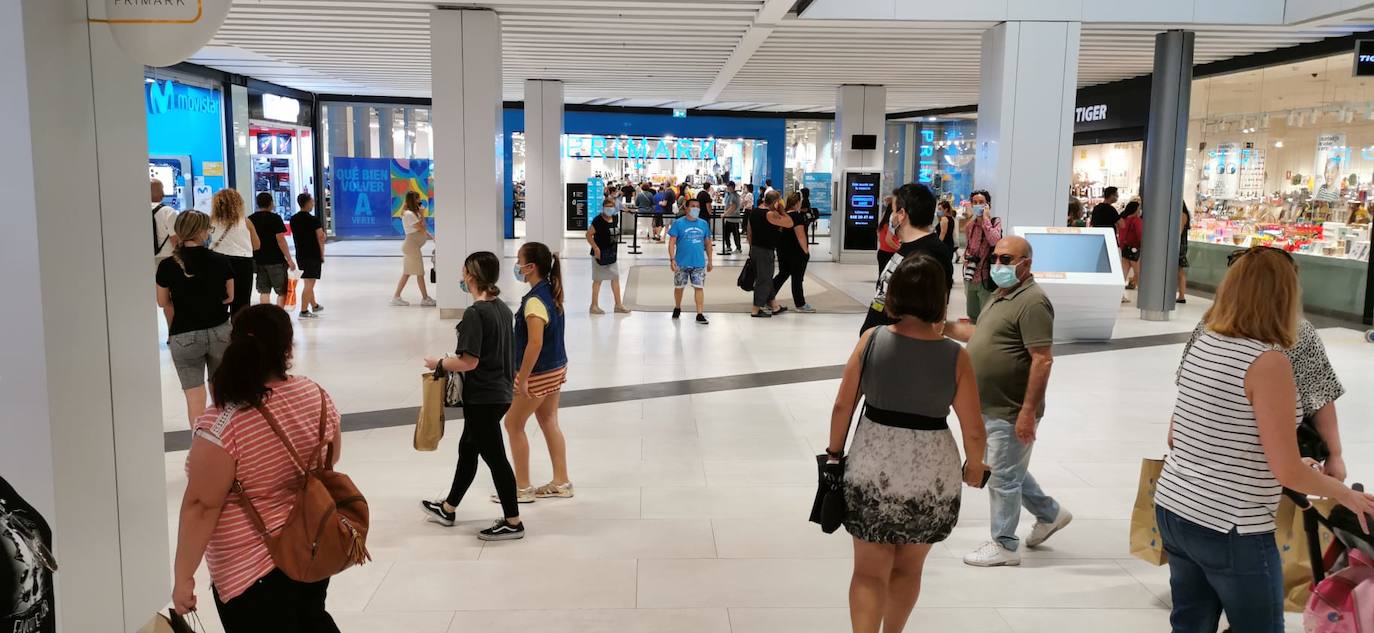 Colas para entrar el Primark del Centro Comercial Larios