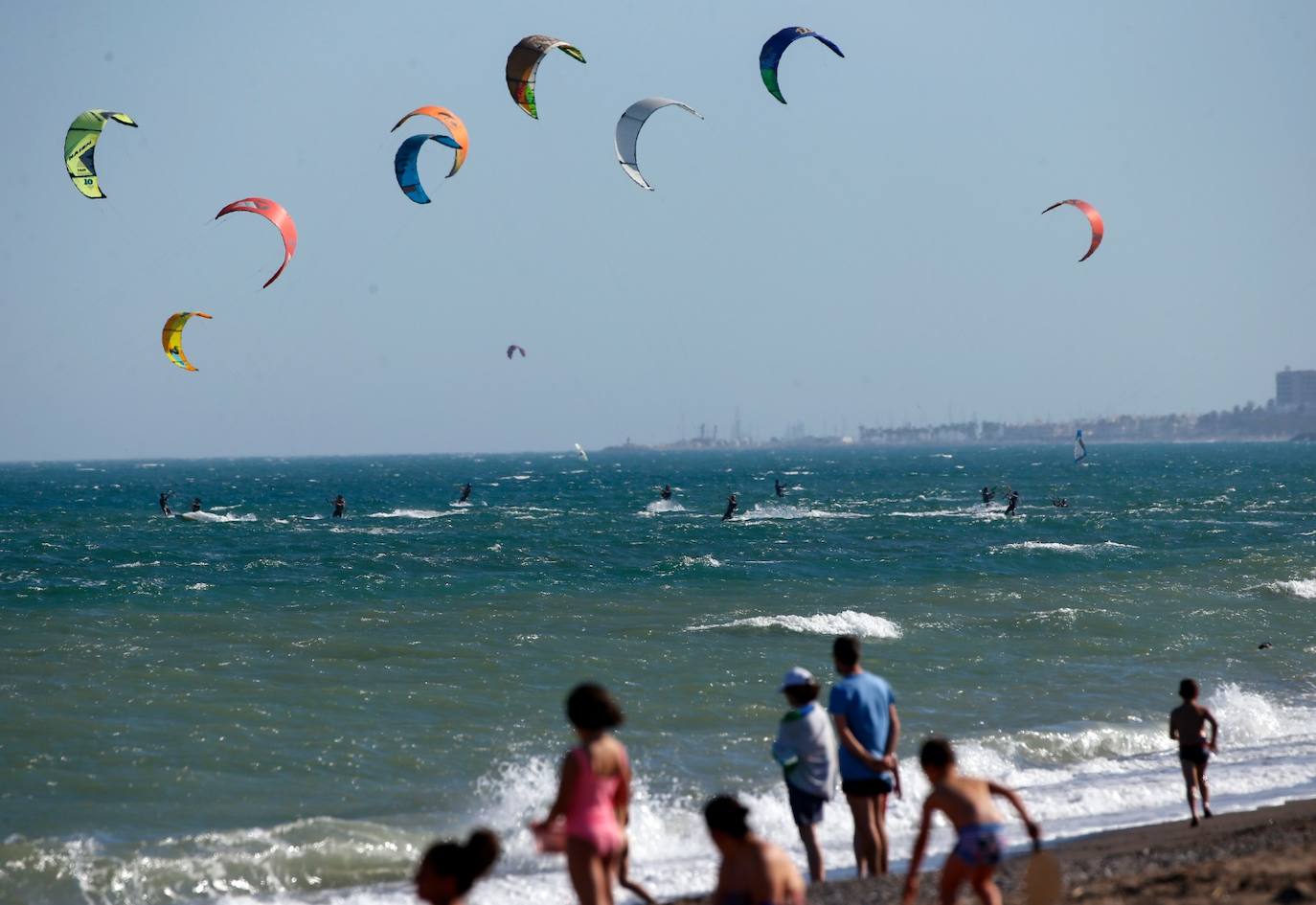 Decenas de cometas de 'kitesurf' en la playa de Guadalmar