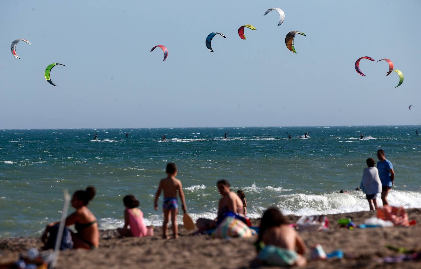 Decenas de cometas de 'kitesurf' en la playa de Guadalmar
