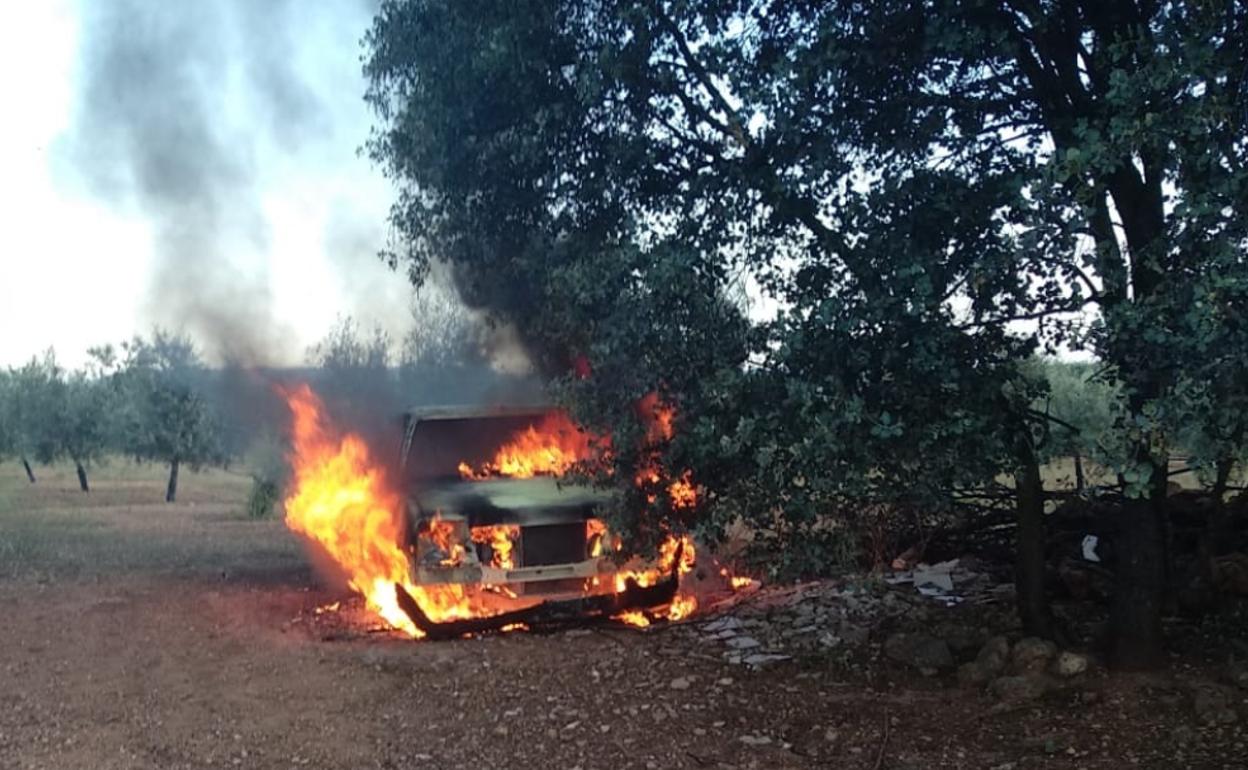 Vehículo en el que el sospechoso se dio a la fuga, incendiado tras haber dado esquinazo a la Guardia Civil. 