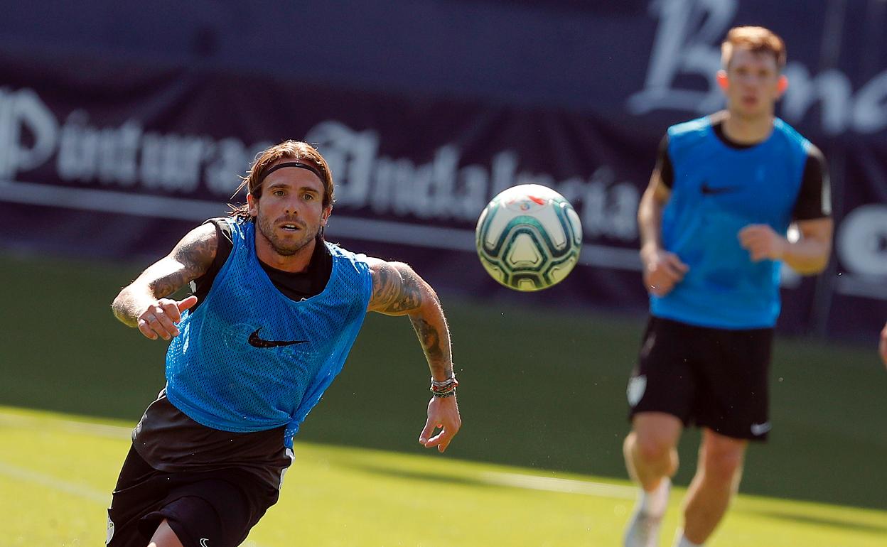 Aarón intenta hacerse con un balón en un entrenamiento reciente.