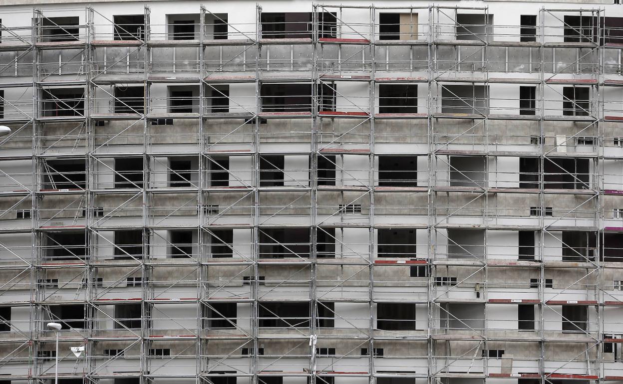 Edificio de viviendas en construcción. 