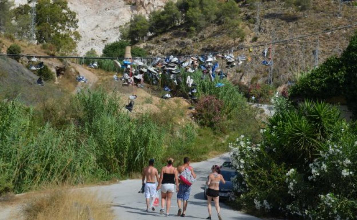 Acceso principal al río, donde los senderistas cuelgan zapatillas en una conducta incívica, en una imagen de archivo. 