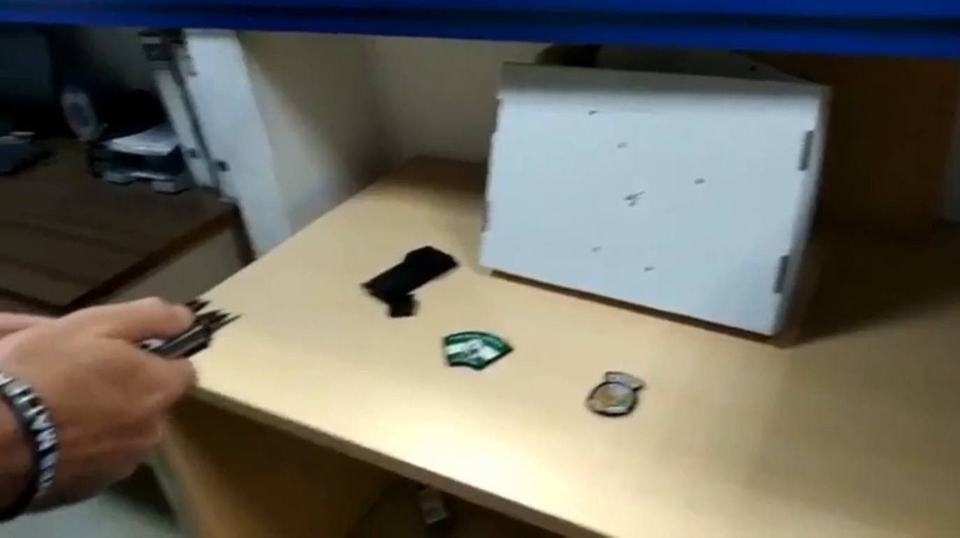 Alertan de una peligrosa arma con forma de cigarrillo electrónico que dispara flechas