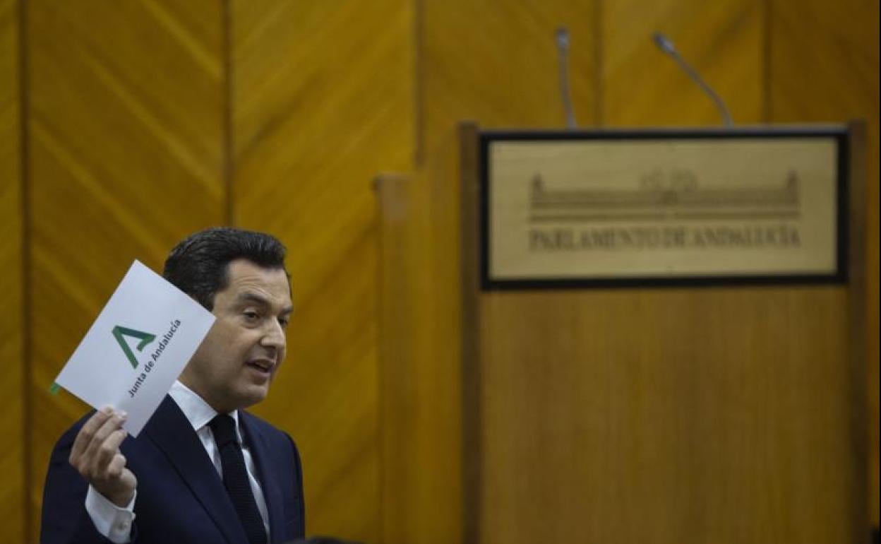 Juanma Moreno, durante su intervención en la sesión de control al Gobierno en el Parlamento de Andalucía.