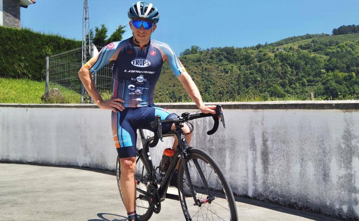 Rubén Ruzafa, en su bicicleta de MTB y con su actual 'maillot' con los patrocinios.