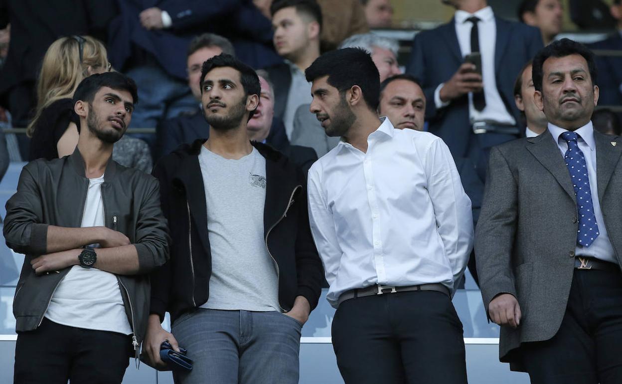 Nayef, Rakan, Nasser y Abdullah Al-Thani, en el palco de La Rosaleda durante un partido del Málaga. 