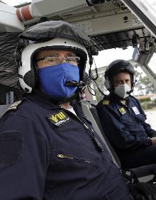 Imagen secundaria 2 - Efectivos, en pleno ejercicio práctico, listos para partir rumbo a un incendio. 