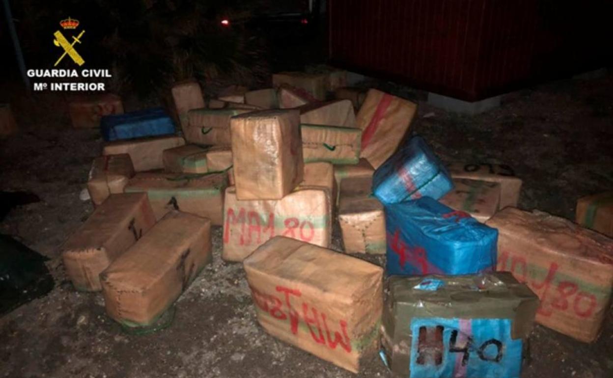 Imagen de uno de los alijos intervenidos por la Guardia Civil en el marco de la operación. 