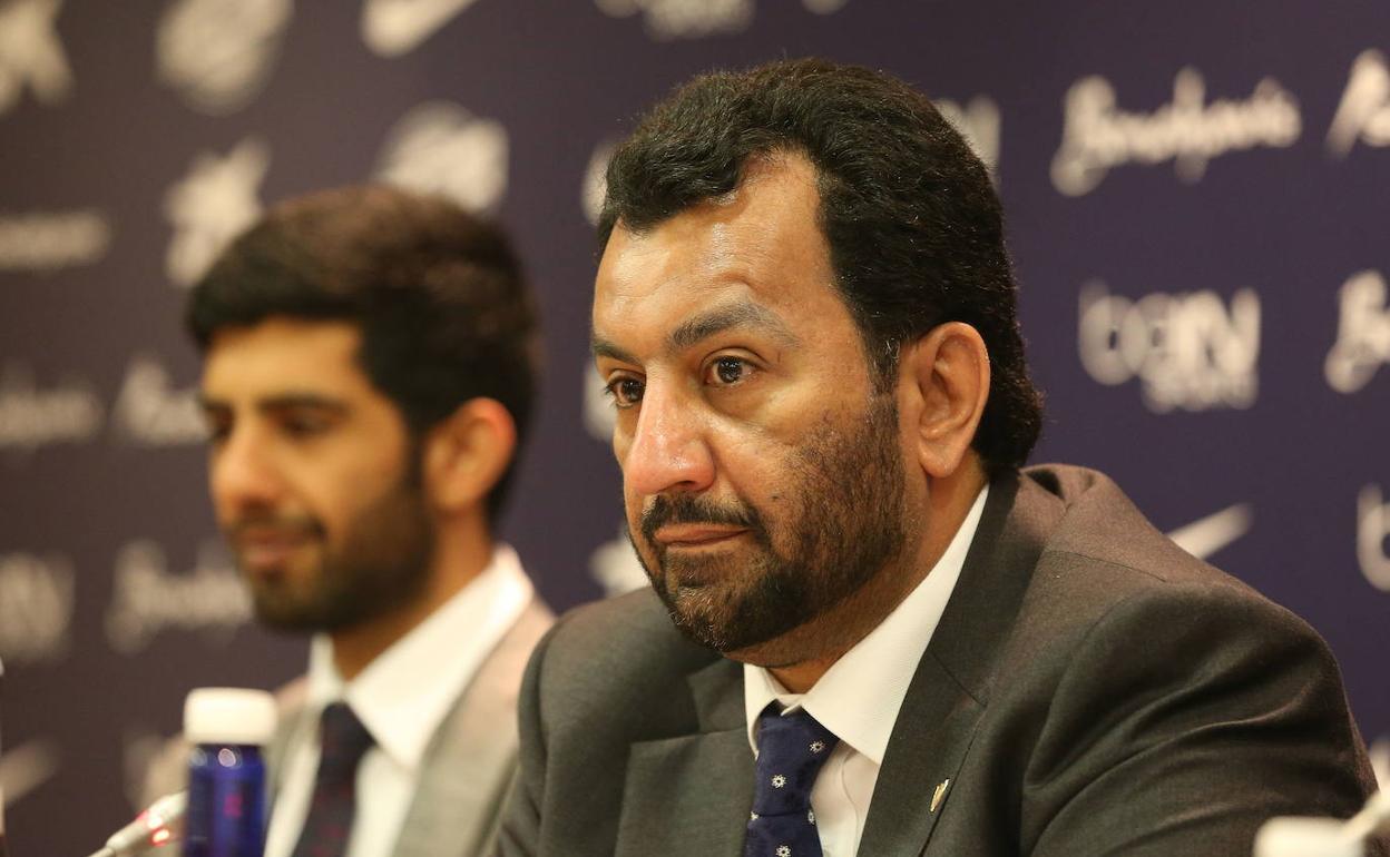 El jeque Al-Thani, en la sala de prensa de La Rosaleda junto a su hijo Nasser. 