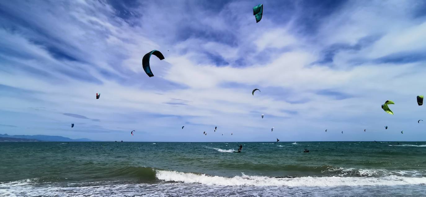Los aficionados a los deportes de viento también han aprovechado este sábado. 