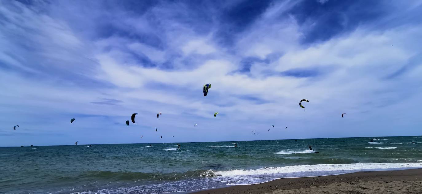 Los aficionados a los deportes de viento también han aprovechado este sábado. 