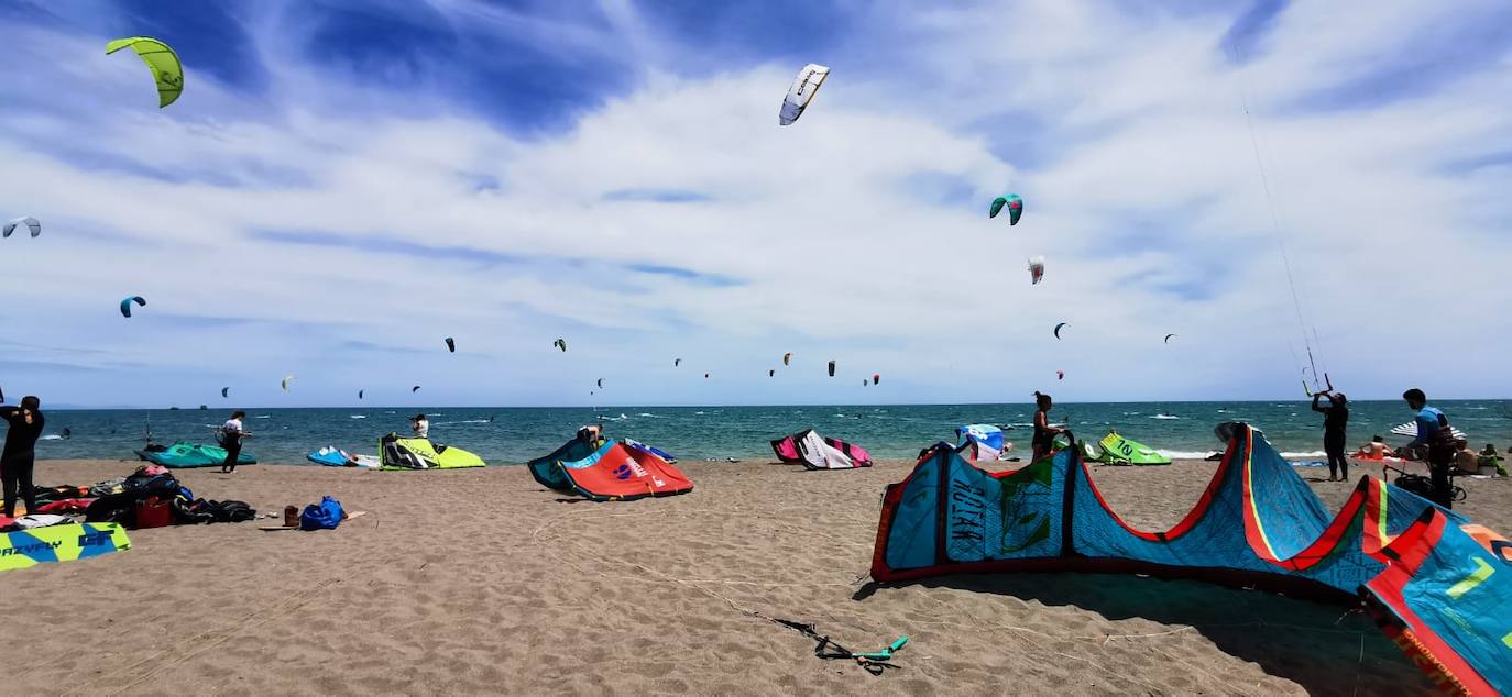 Los aficionados a los deportes de viento también han aprovechado este sábado. 